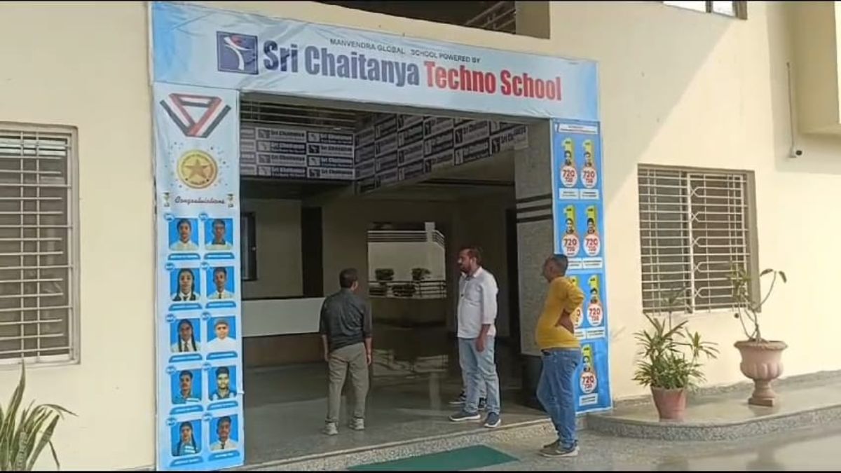 दिल दहला देने वाला वीडियोः स्कूल की तीसरी मंजिल से गिरा कक्षा सातवीं का छात्र, हालत गंभीर, स्कूल प्रबंधन ने बोला झूठ