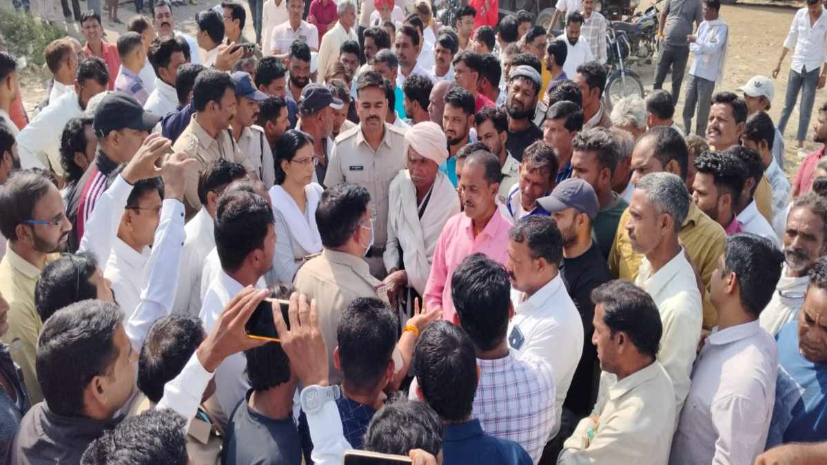 वृद्ध की दर्दनाक हत्या का मामला: पीएम रूम के बाहर शव रखकर विरोध प्रदर्शन, अंतिम संस्कार नहीं करने पर अड़े परिजन और ग्रामीण