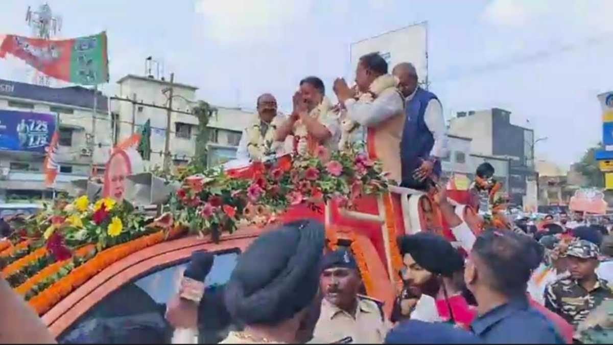 दक्षिण विधानसभा उपचुनाव : शहीद वीर नारायण सिंह की प्रतिमा में माल्यार्पण के बाद शुरू हुआ CM साय का रोड शो … देखें लाइव