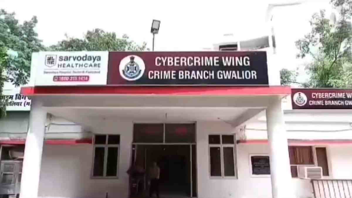 रिटायर्ड नारकोटिक्स अधिकारी को पत्नी के साथ डिजिटल अरेस्ट, मनी लॉन्ड्रिंग के केस में संपत्ति जब्त करने की दी धमकी, रुपए ट्रांसफर करने वाले ही थे कि…