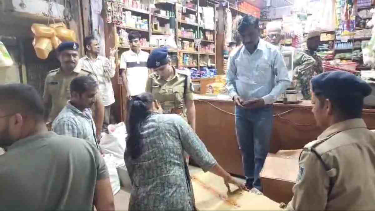 किराना दुकान पर पटाखे बेच रहे व्यापारियों के यहां पुलिस ने मारा छापा, लाखों के पटाखे जब्त