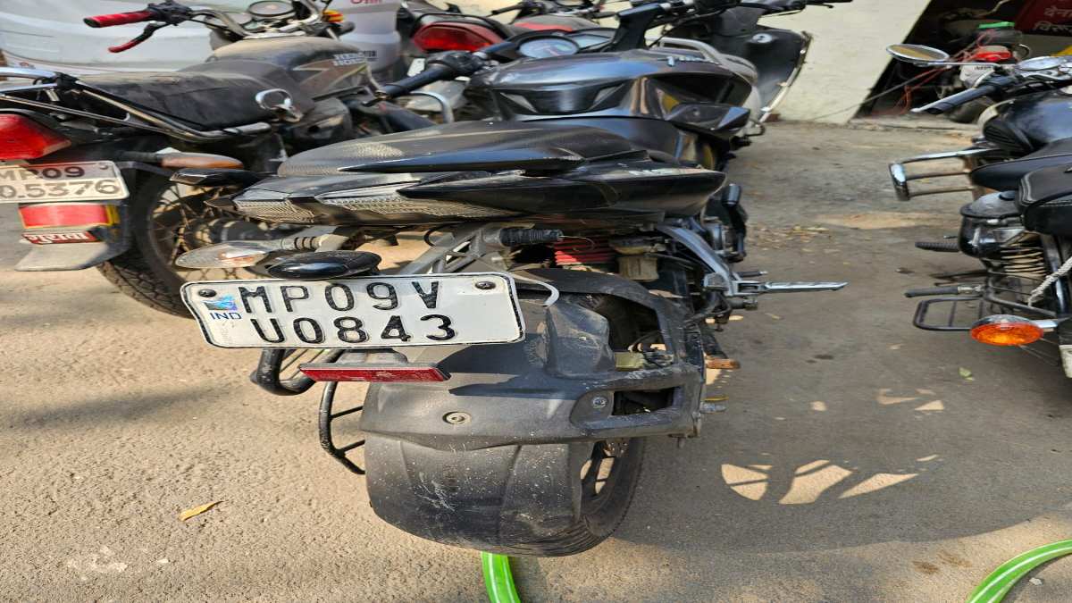 चोरी की बाइक से चार थाना क्षेत्र में चोरी और लूट को दिया अंजामः गाड़ी छोड़ पैदल ही भागे आरोपी, आरोपियों पर इनाम घोषित