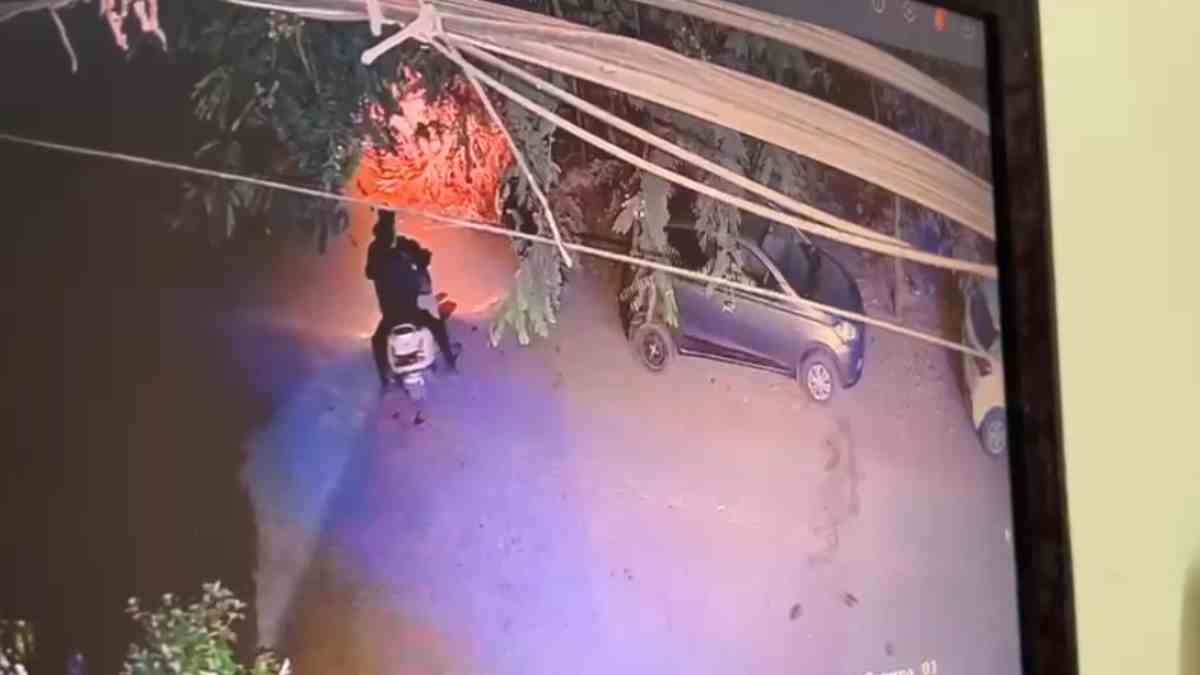 मिनी मुंबई में बदमाशों के हौसले बुलंद: घर के बाहर खड़ी बुलेट में लगाई आग, दो अन्य वाहन भी जलकर हुए खाक