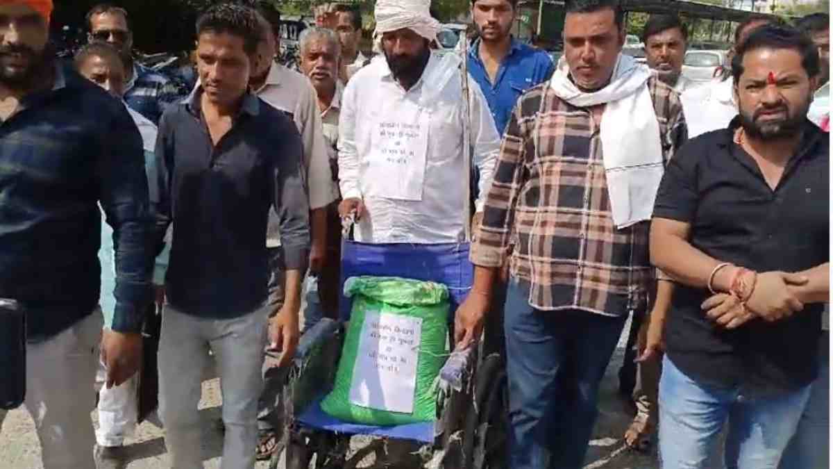 किसानों का अनोखा विरोध प्रदर्शन : व्हीलचेयर पर सोयाबीन को लेकर जनसुनवाई में पहुंचे किसान, रखी ये मांग