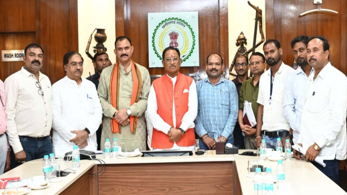 मुख्यमंत्री विष्णु देव साय की संवेदनशील पहल: प्राथमिक कृषि साख सहकारी समितियों की 6 साल से लंबित मांग 24 घंटे के अंदर हुई पूरी, प्रबंधकों और कर्मचारियों ने हड़ताल की खत्म