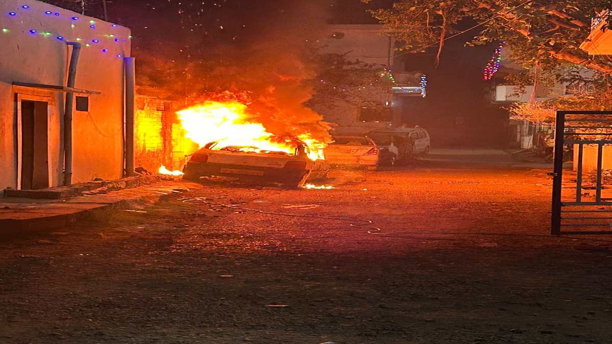 फिर लगी आबकारी विभाग की जब्त कार में आग, फायर ब्रिगेड से पहले रहवासियों ने पाया काबू