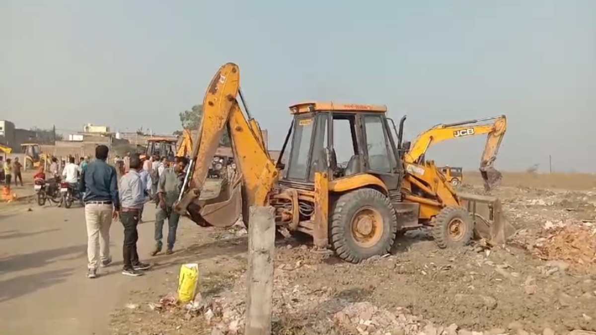 ग्रीन बेल्ट की जमीन से हटाया गया अवैध निर्माण, 8 निर्माणाधीन मकान तोड़े, कोर्ट से स्टे लेकर पहुंचे मकान मालिक