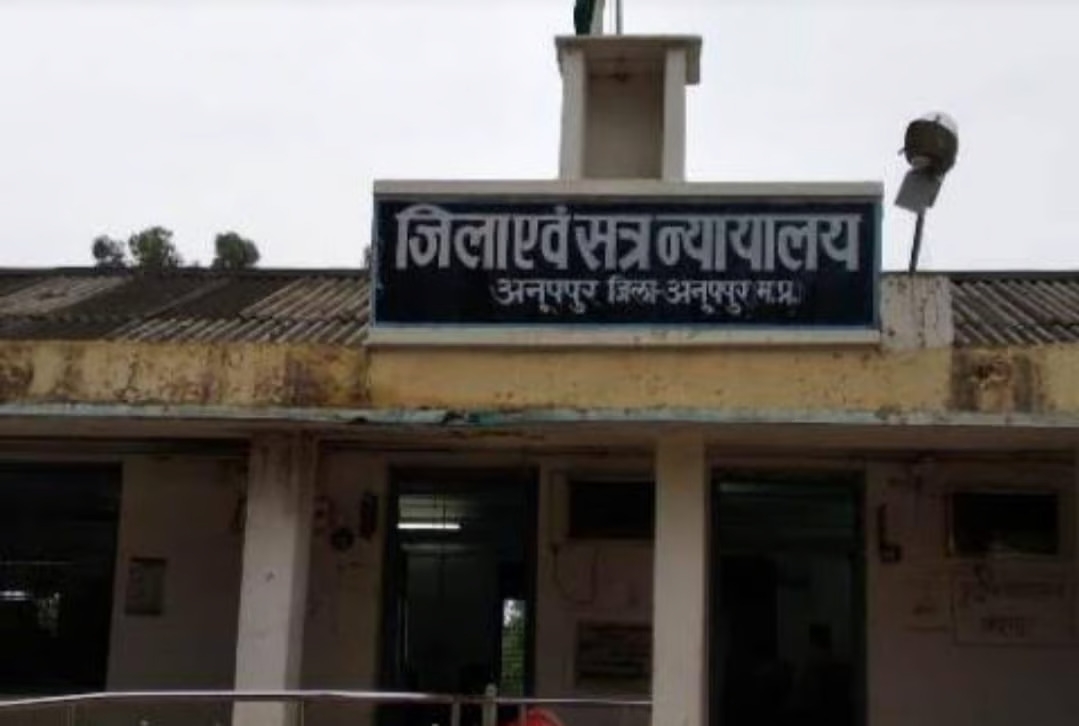 सरकारी राशि का गबन करने वाले पिता-पुत्र को 10-10 साल की सजा, पद में रहते हुए खाते में ट्रांसफर किए थे लाखों रुपए