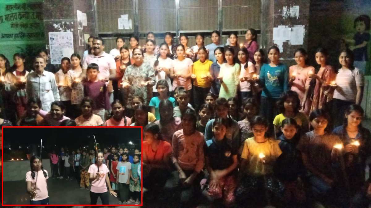 शासकीय विद्यालय में छात्राओं ने शिक्षा के नाम पर जलाया ‘एक दीपक’, देवउठनी ग्यारस पर दिखाए तलवारबाजी के गुण