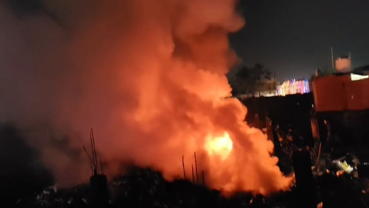 कबाड़ के गोदाम में भड़की आग, मची अफरा-तफरी, दमकल की चार गाड़ियों से बुझाने का प्रयास जारी