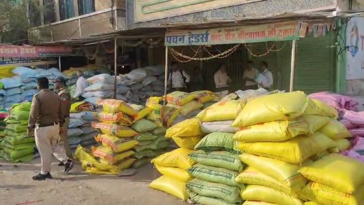 खाद की कालाबाजारी पर प्रशासन सख्त: दो दुकानों पर बिना लाइसेंस बेची जा रही 500 बोरी खाद जब्त