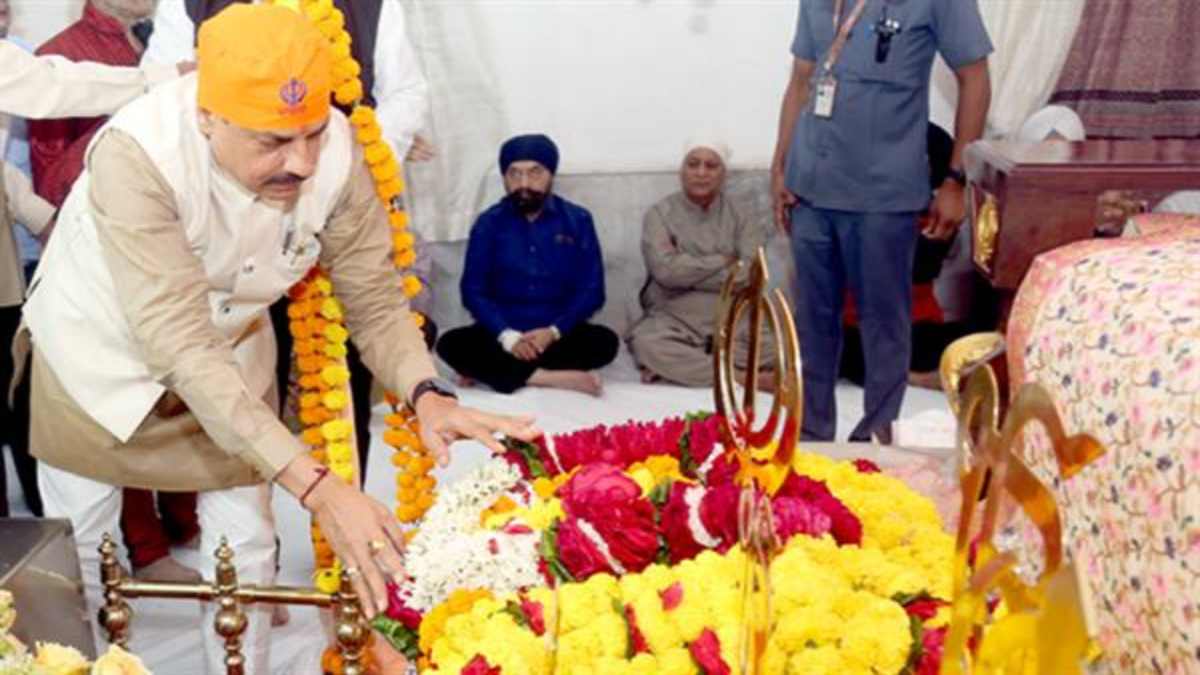 CM डॉ. मोहन यादव ने गुरू नानक जयंती पर गुरुग्रंथ साहब के दरबार में टेका मत्था, कहा- गुरू नानक जी की शिक्षा और संदेश युगों-युगों तक हमारा मार्गदर्शन करेंगे