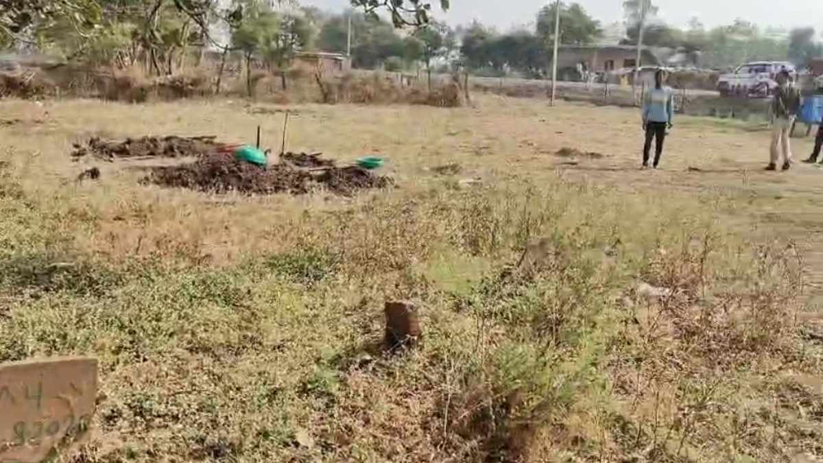 स्कूल के अंदर खोदी कब्र, शव दफनाने की थी तैयारी, तभी मचा बवाल, फिर जो हुआ…