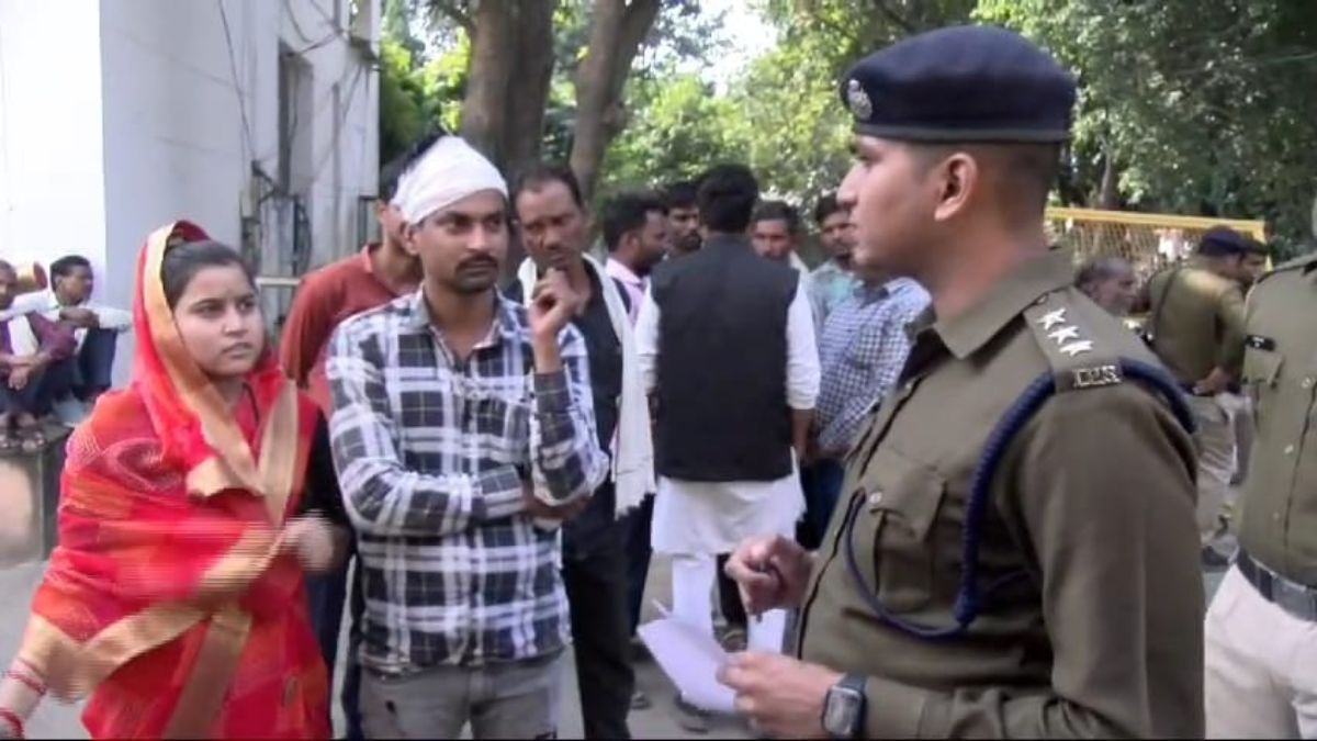 अजब प्रेम की गजब कहानीः मुस्लिम युवक हिंदू पत्नी के लिए धर्म बदलने लगा रहा सुरक्षा की गुहार, शादीशुदा जोड़ा पहुंचा SP ऑफिस