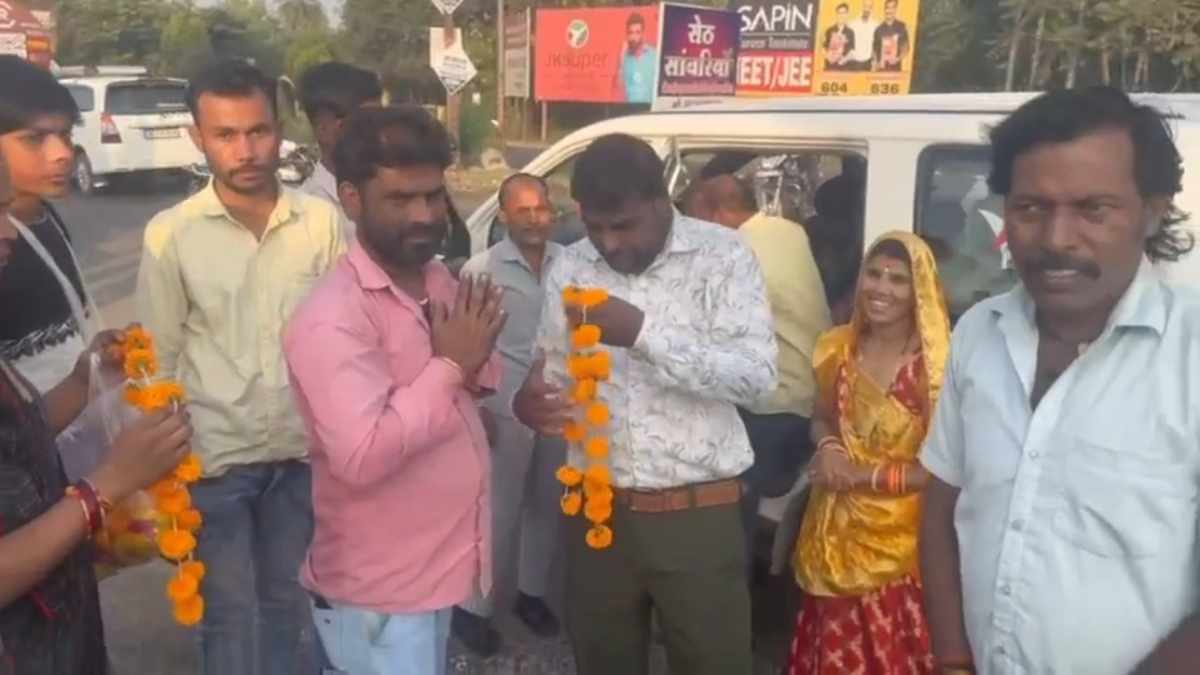 ऐसा कौन करता है भाई? मौज-मस्ती के लिए गाड़ियों के कांच तोड़ने वाले दो युवकों को अनोखी सजा, देखें वीडियो