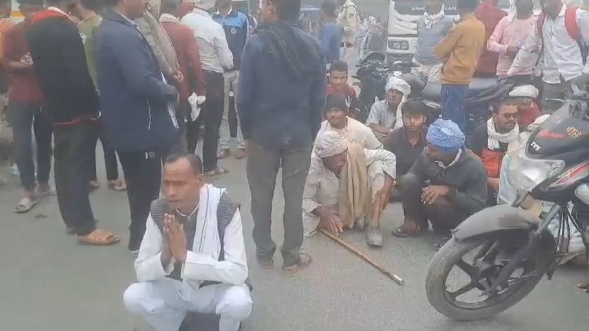 खाद की किल्लत: आधी रात से लाइन में लगने के बाद भी नहीं मिली पर्ची, तो किसानों ने किया चक्काजाम