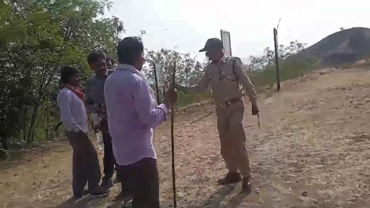 वन विभाग के दो कर्मचारियों के बीच तीखी नोकझोंक का Video वायरल, एक ने की गाली गलौज तो दूसरे ने हथियार निकाल कर दी धमकी