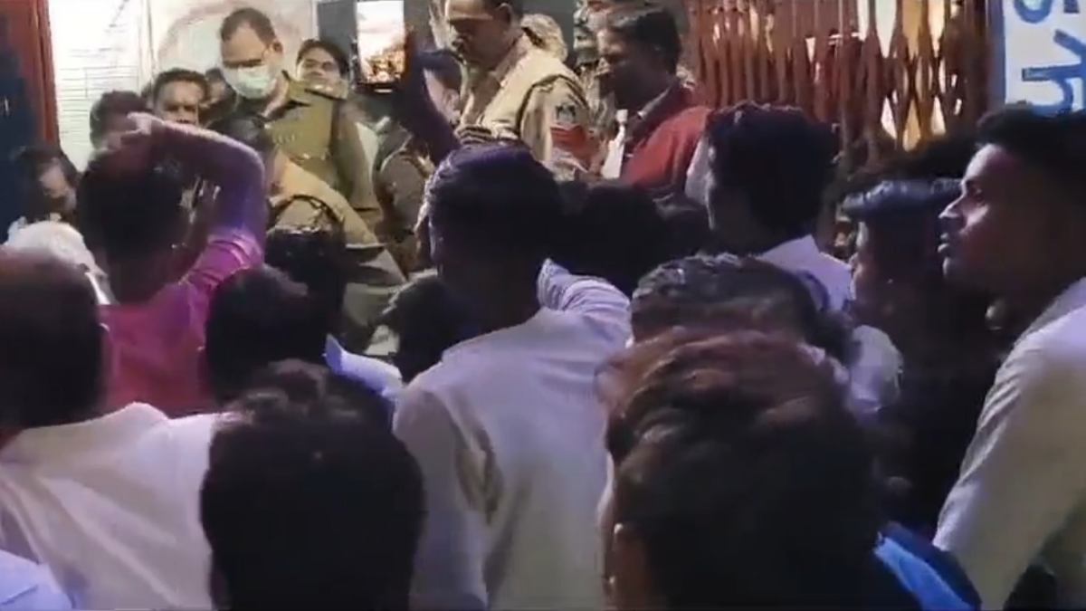 सोने दो यार… थाने के सोफे पर सोते रहा पुलिसकर्मी, फरियाद लेकर खड़े रहे ग्रामीण, फिर हुआ कुछ ऐसा की पहुंच गए अधिकारी