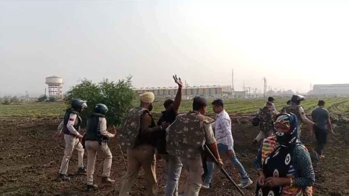 भूमि अधिकरण के बाद कब्जा लेने पहुंचा प्रशासन: किसानों ने जताया विरोध, पुलिस ने किया गिरफ्तार