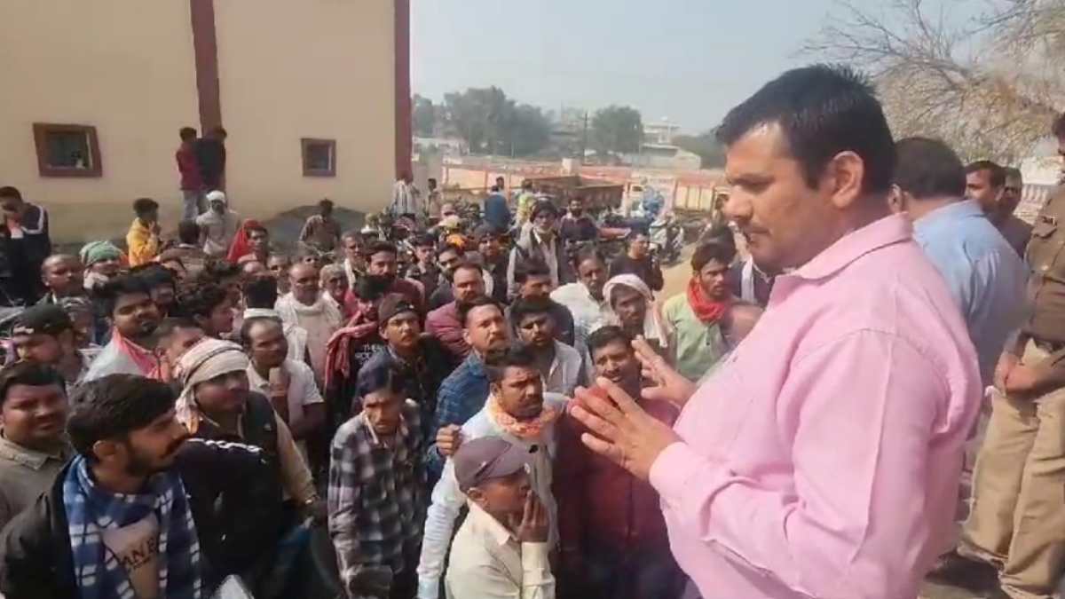 नहीं दूर हो रही खाद की किल्लत: किसानों के बीच धक्का-मुक्की फिर हुई मारपीट, पहुंची पुलिस ने संभाला मोर्चा