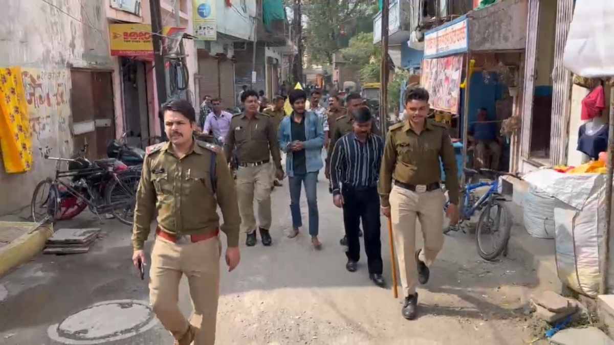 चाकू की नोक पर शराब के लिए पैसे मांगने वाले बदमाश गिरफ्तार, नाबालिग भी शामिल, पुलिस ने निकाला जुलूस