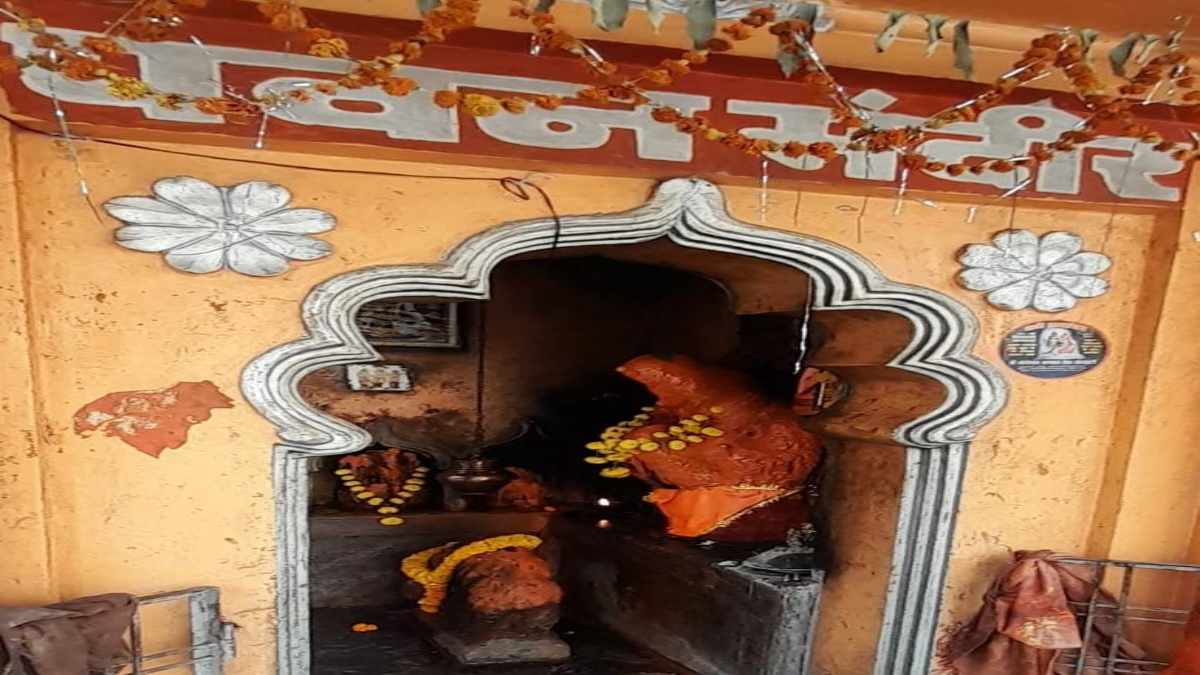 हनुमान मंदिर के सामने वाइन शॉप खोलने की बात पर रहवासियों ने जताया विरोध, कलेक्टर को ज्ञापन सौंप की ये मांग