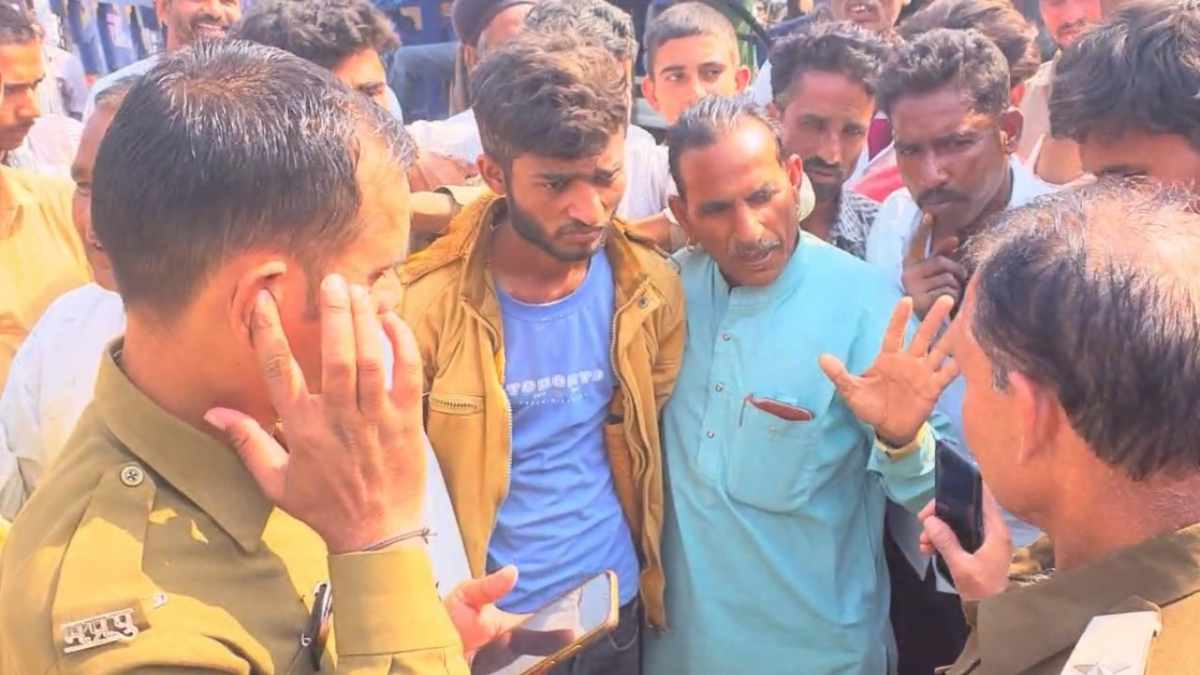 कृषि मंडी के बाहर किसानों का हंगामा: एक घंटे तक लगा रहा जाम, मौके पर पहुंची पुलिस ने संभाला मोर्चा