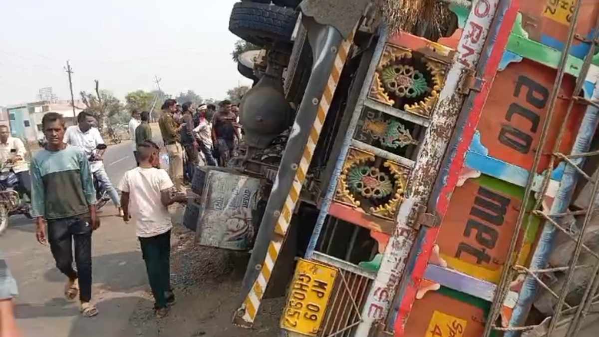 तेज रफ्तार ट्रक ने बाइक को मारी टक्कर, पत्नी की मौत, पति सहित तीन बच्चे घायल