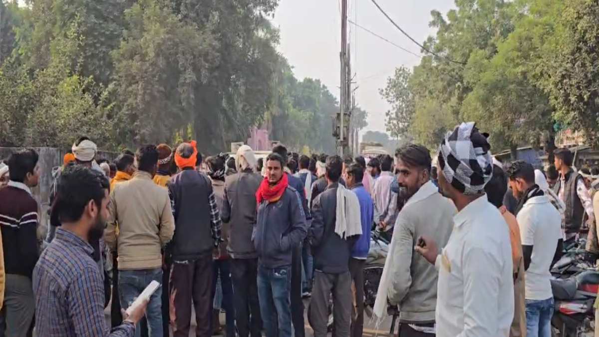 DAP के लिए तीसरे दिन भी परेशान किसानों ने किया जाम, पुलिस ने दी FIR दर्ज करने की धमकी