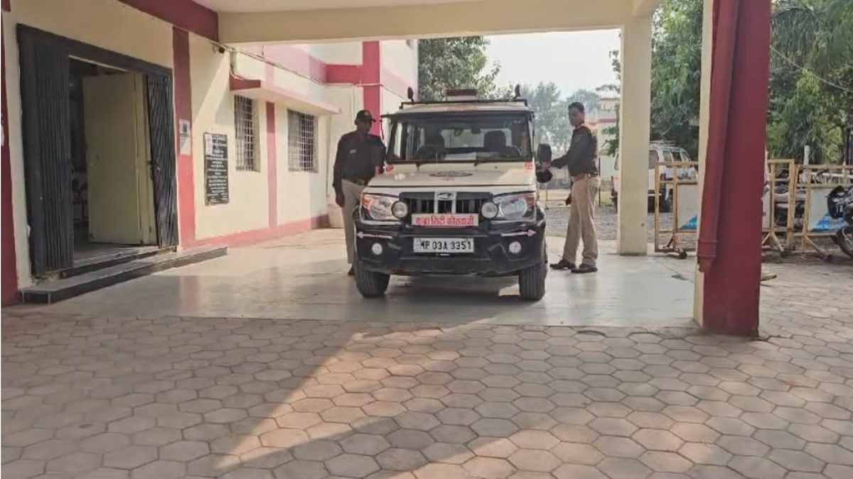ये क्या..! फैसला सुनते ही कोर्ट से फरार हुआ आरोपी, दुष्कर्म के आरोप में 20 साल की सुनाई सजा, तलाश में जुटी पुलिस