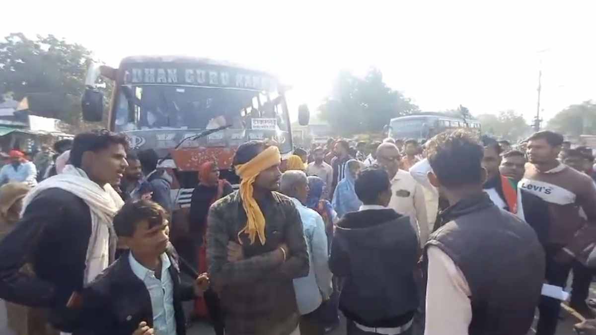 खाद की किल्लत से परेशान किसानों ने किया चक्काजाम, अधिकारियों पर लगाए गंभीर आरोप, पुलिस ने संभाला मोर्चा