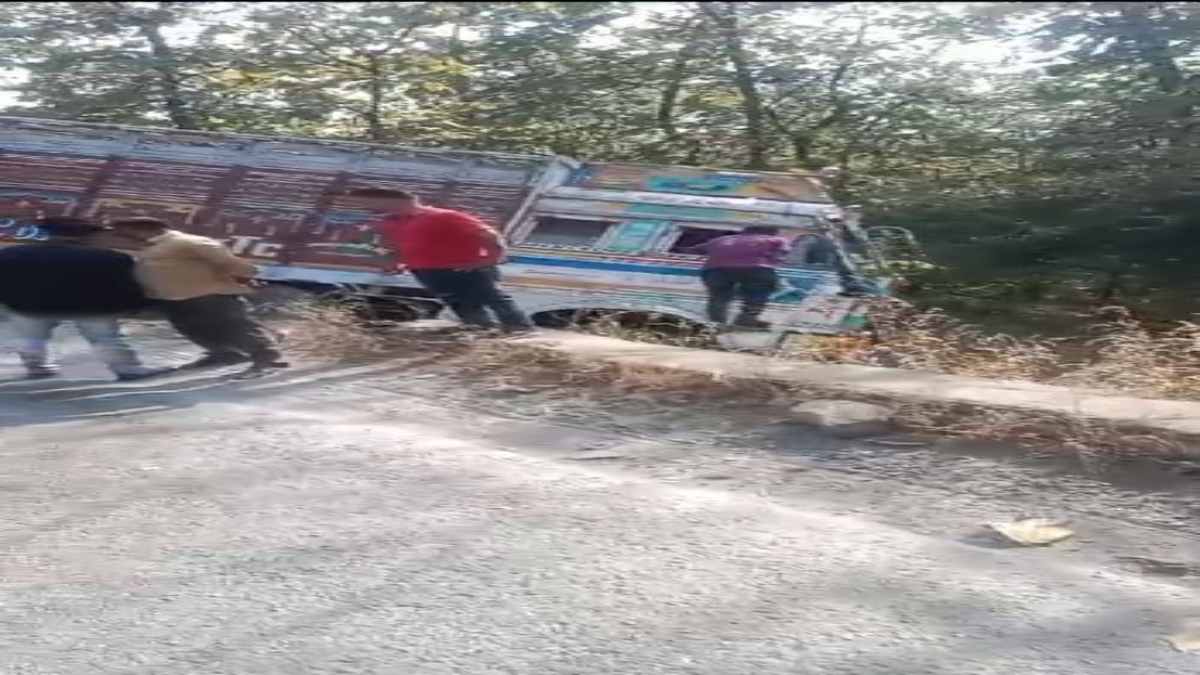 हादसों की सड़क : सीमेंट से भरा ट्रक अनियंत्रित होकर पुल से लटका, चालक और हेल्पर ने कूदकर बचाई जान