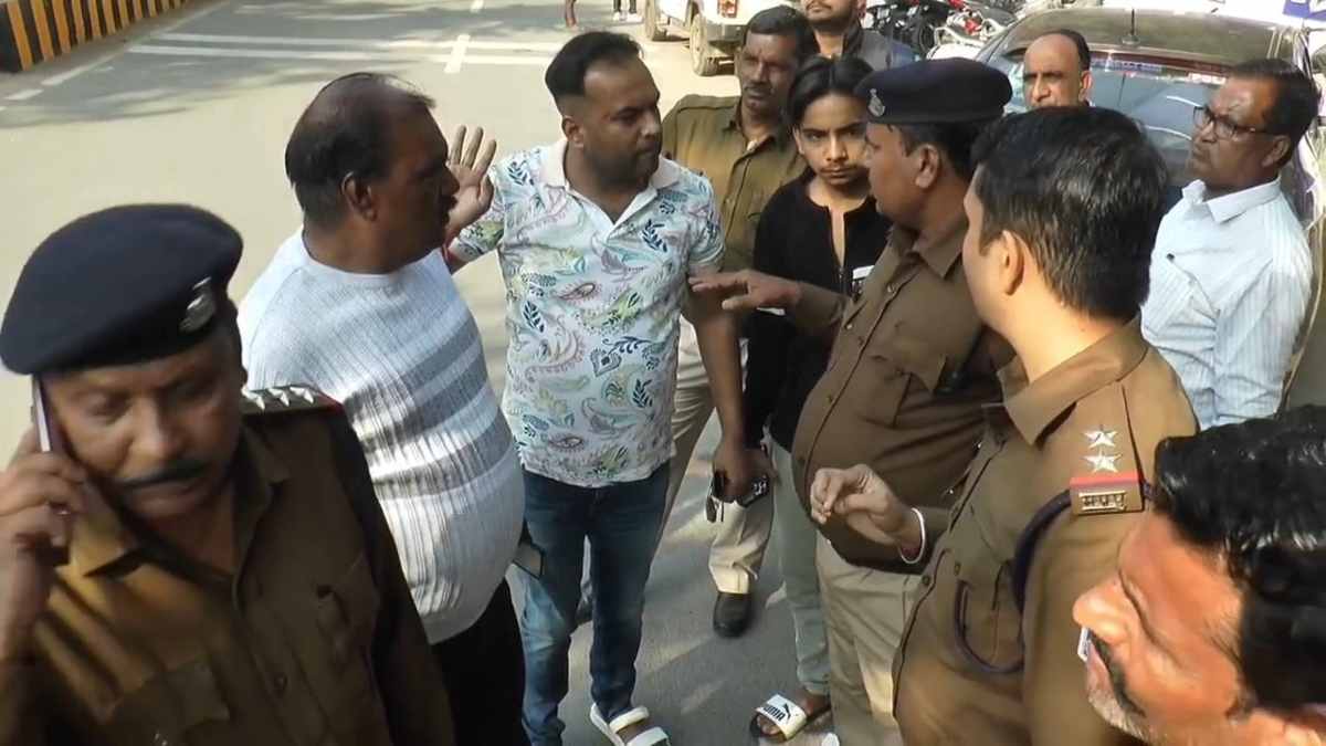 Gwalior Crime: पलक झपकते ही PHE के ठेकेदार से लूटे 5 लाख, पुलिसकर्मियों को चकमा देकर फरार हुआ बाइक सवार बदमाश