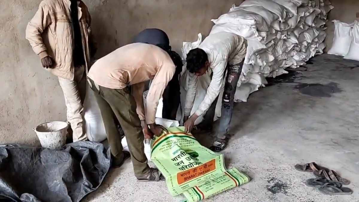 नवनिर्मित मकान में बना रहे थे नकली डीएपी, पुलिस ने कार्रवाई कर जब्त की 170 खाद की बोरी, 4 आरोपी गिरफ्तार