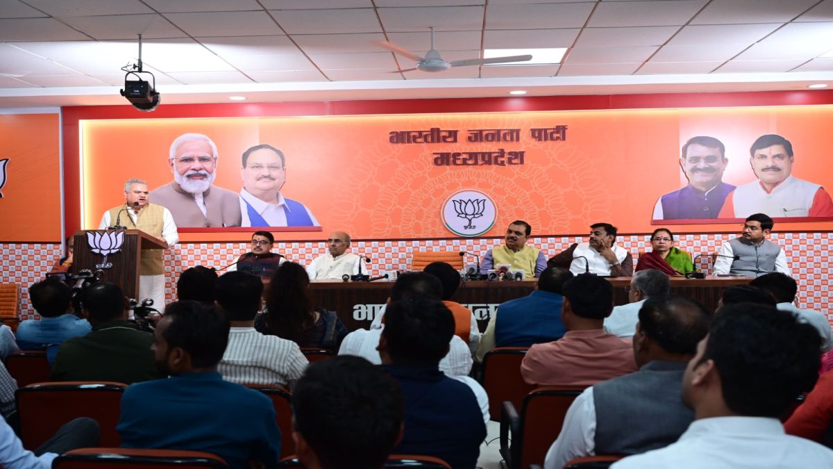 बीजेपी प्रदेश कार्यालय में संविधान दिवसः संगठन मंत्री जामवाल बोले- एक रहेंगे तो सेफ रहेंगे, कांग्रेस की जातियों की जनगणना अंग्रेजों का फॉर्मूला, MLA रामेश्वर ने कहा- अपने आपको बचाने कांग्रेस निकाल रही संविधान यात्रा