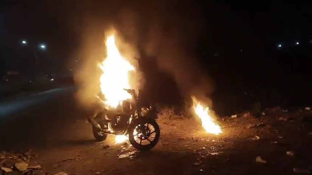 ठंड से ठिठुर रहे मजदूरों ने हाथ सेकने जलाया अलाव: पास खड़ी बाइक में लगी आग, पलभर में जल हुई खाक