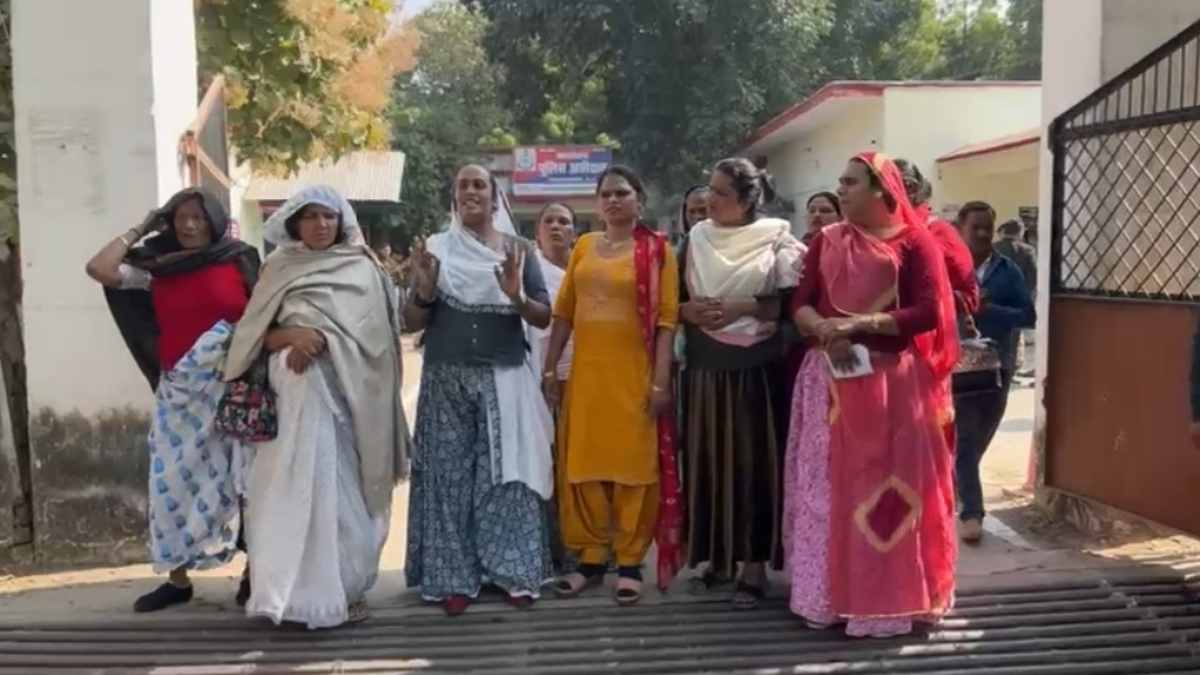 गुरु की मौत से गुस्साए किन्नरों का एसपी कार्यालय में हंगामा, ज्ञापन सौंप की कार्रवाई की मांग