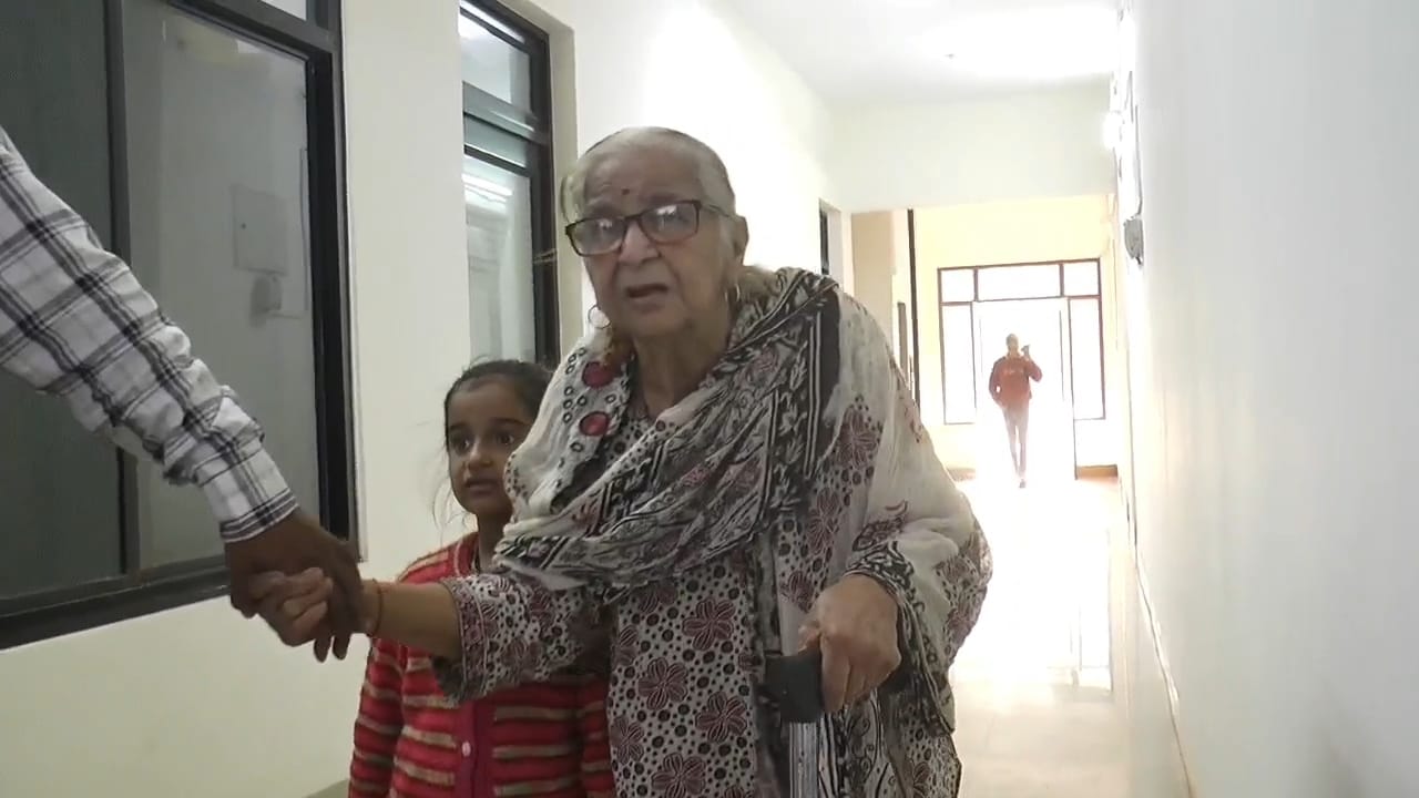 आशियाने का ख्वाब दिखाकर लाखों की ठगी: ठेकेदार बन रिटायर्ड शिक्षिका को लगाया 10 लाख का चूना, मकान की जगह खाली प्लॉट देख उड़ गए होश