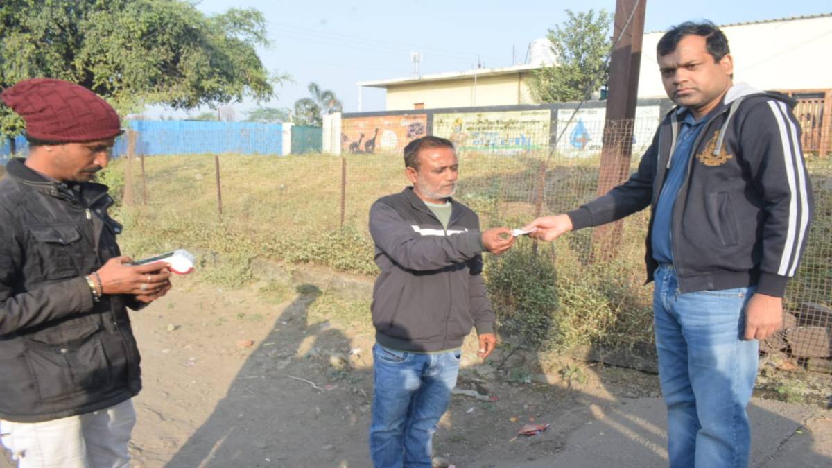दरोगा ने थूका गुटखा कमिश्नर ने उसी से बनवाया एक हजार का चालान: जिसके पास जिम्मेदारी, उसने की गंदगी, लगा स्पॉट फाइन