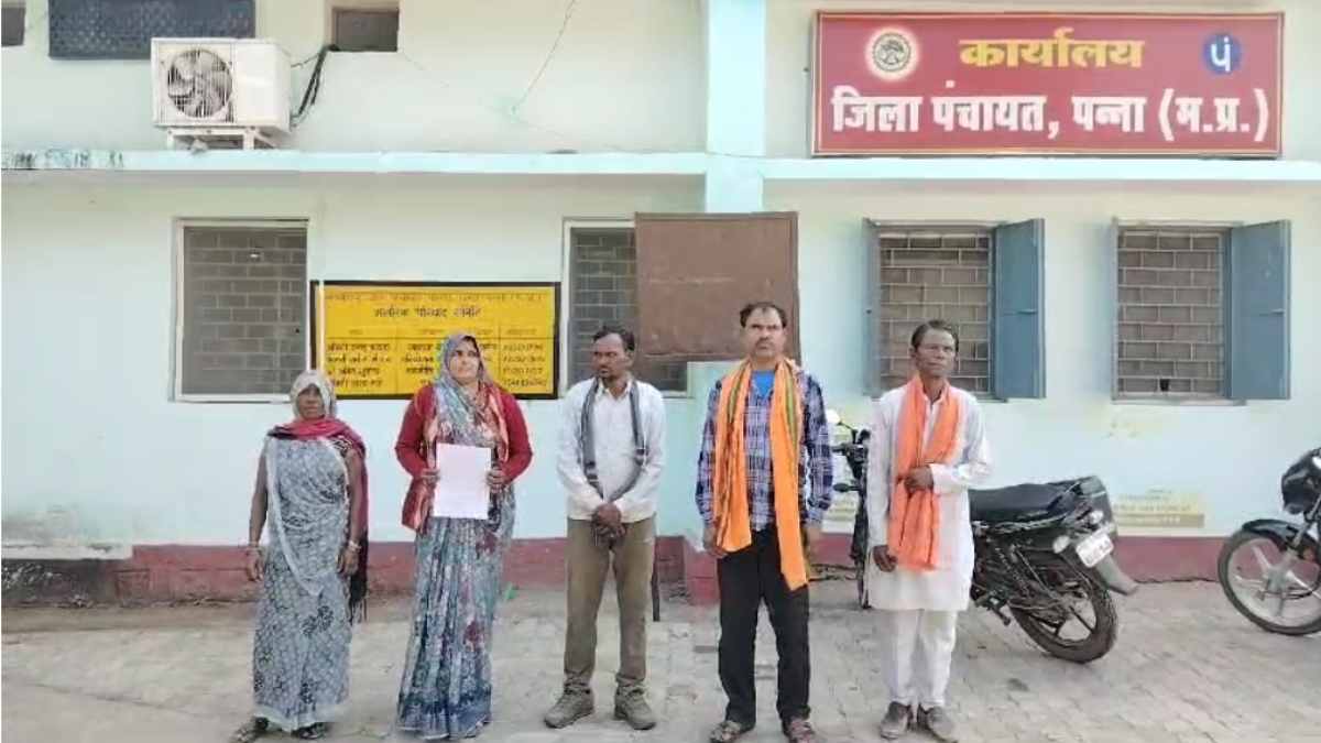 Panna: आदिवासी महिला सरपंच ने कलेक्टर-SP से लगाई मदद की गुहार, ग्रामीणों पर विकास कार्यों में बाधा डालने का आरोप