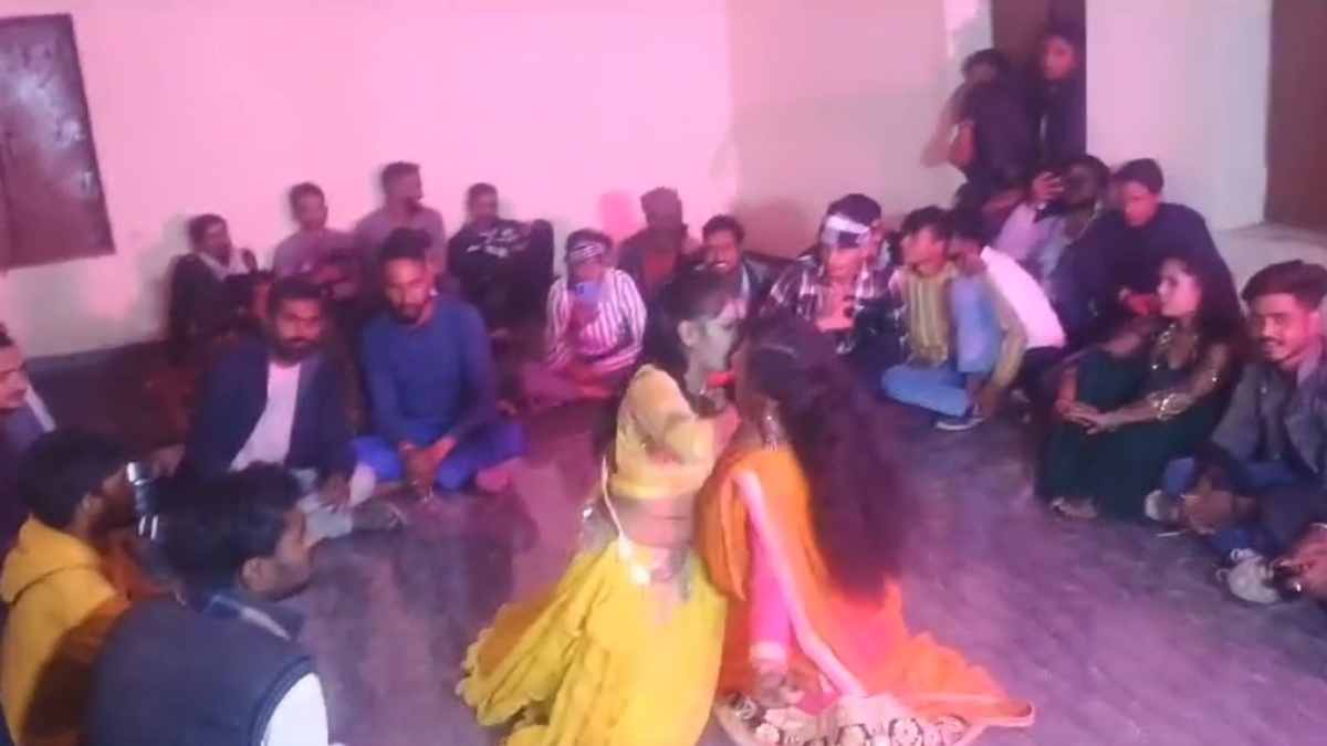 पंचायत भवन में सरपंच की ‘अश्लील पंचायत’: हाथों में शराब, फिल्मी गानों पर लड़कियों का अश्लील डांस, Video Viral