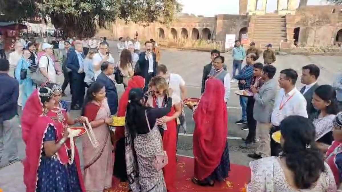 विदेशी डेलिगेट्स पहुंचे विश्व प्रसिद्ध पर्यटन नगरी मांडू, भारतीय परंपरा के अनुसार किया स्वागत, लाइट एंड साउंड शो में होंगे शामिल