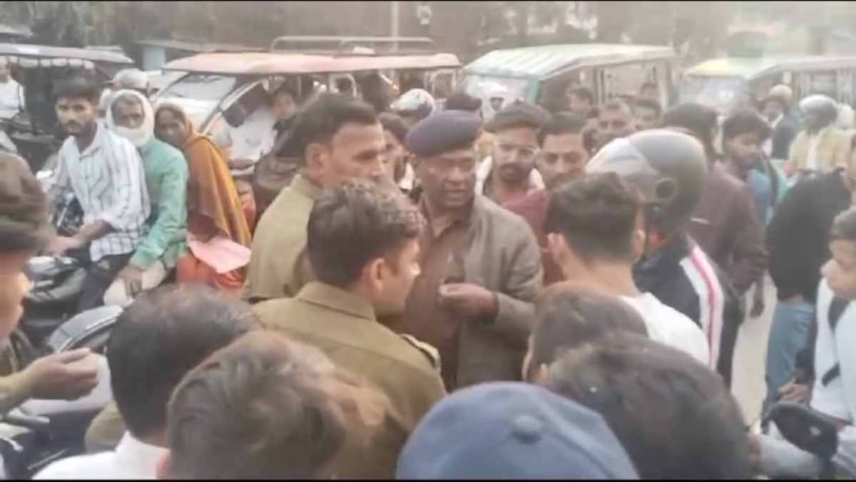 सड़क किनारे खड़े युवक-युवती को अधेड़ सब इंस्पेक्टर ने दिखाया रौब, गाली गलौज कर दी धमकी, फिर हुआ कुछ ऐसा की मांगनी पड़ गई माफी