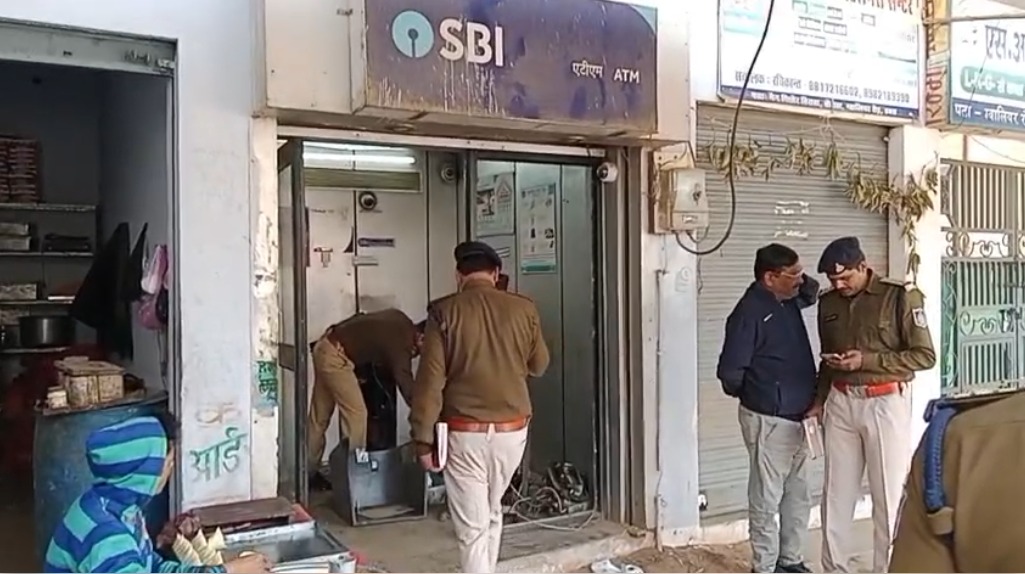 डबरा में बेखौफ हुए लुटेरे: SBI की ATM मशीन ही उखाड़ ले गए चोर, 5 लाख होने की आशंका, जांच में जुटी पुलिस