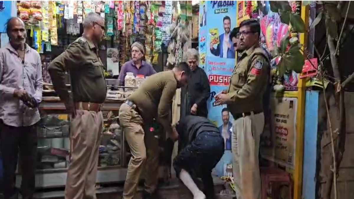 बुजुर्ग महिला की चेन लूट का मामला: पुलिस ने चोर को किया गिरफ्तार, पैर पकड़कर आरोपी बोला- ‘माताजी माफ कर दो’