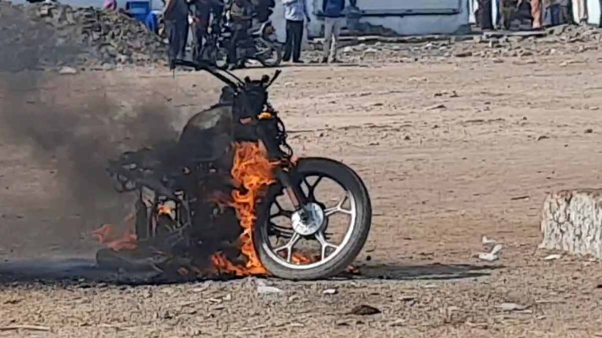 दो भाइयों के बीच विवाद: बड़े की बाइक में छोटे भाई ने लगाई आग, पलभर में जल कर हुई खाक