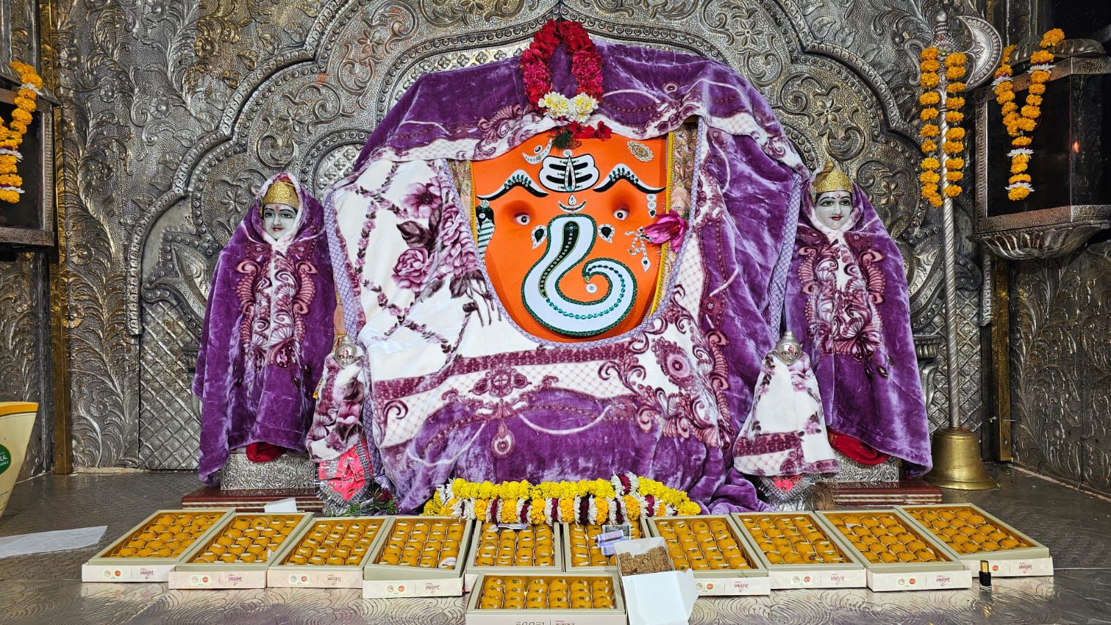 MP में बढ़ी ठंडः खजराना मंदिर में भगवान श्री गणेश परिवार को पहनाए गर्म कपड़े, ठंड बढ़ने पर गर्भगृह में लगाया जाता है हीटर