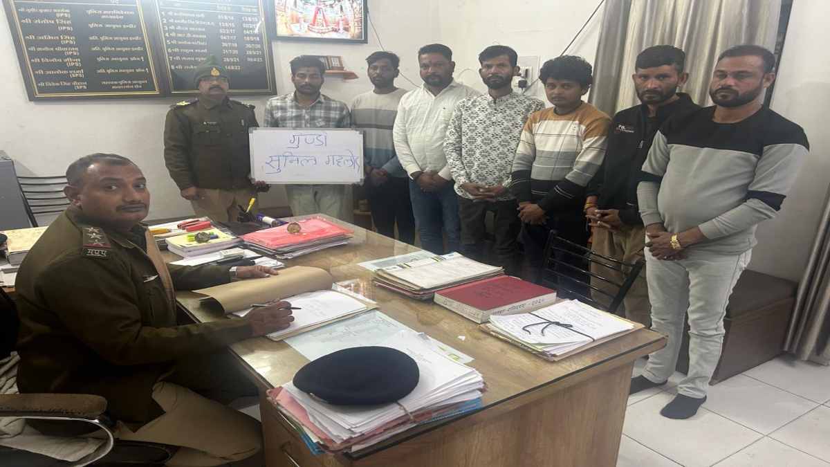 थाने में लगी बदमाशों की एक्स्ट्रा क्लास, बोर्ड पर लिखवाए अपराध, फिर..