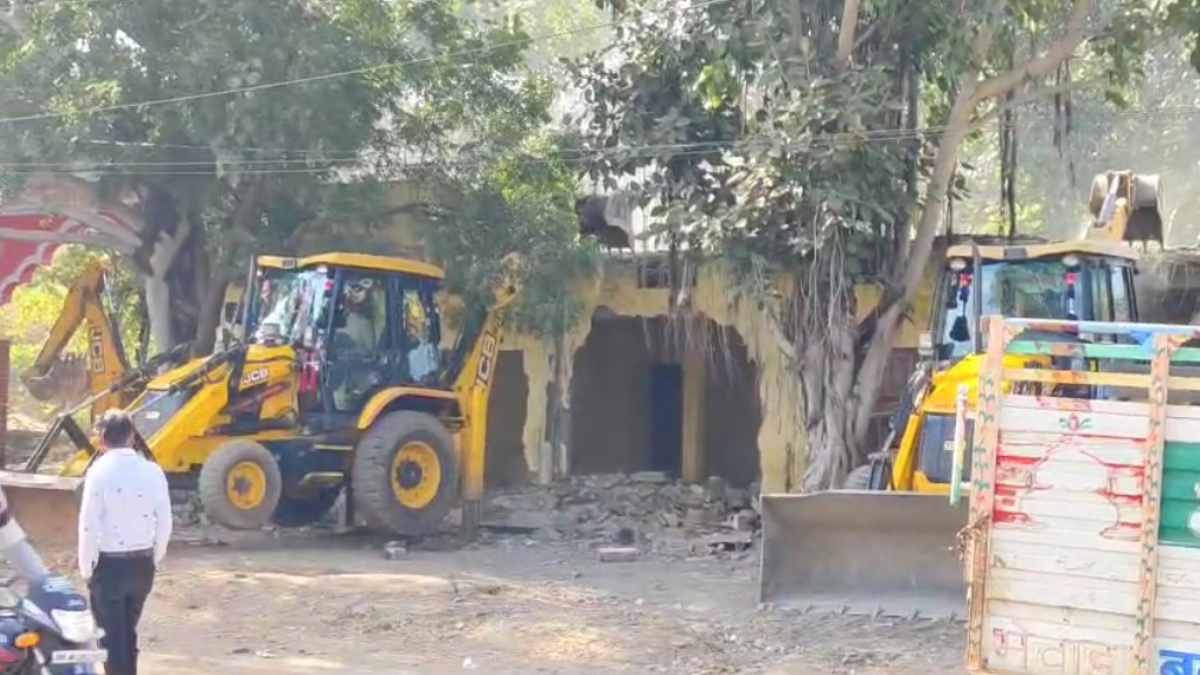 श्रीराम मंदिर की भूमि पर बने अवैध निर्माण पर चला प्रशासन का बुलडोजर, धर्मशाला को किया जमींदोज