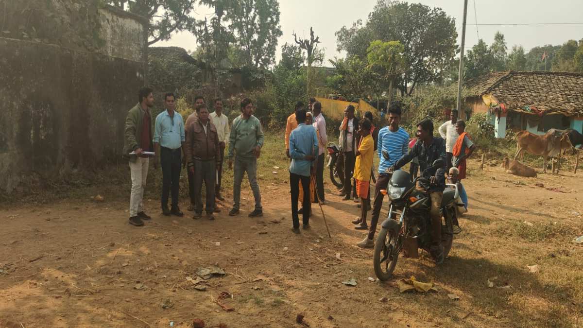 आरआई और पटवारी की पिटाईः ग्रामीणों ने नक्शा-खसरा भी फाड़ा, राजस्व संघ ने लिखाई FIR
